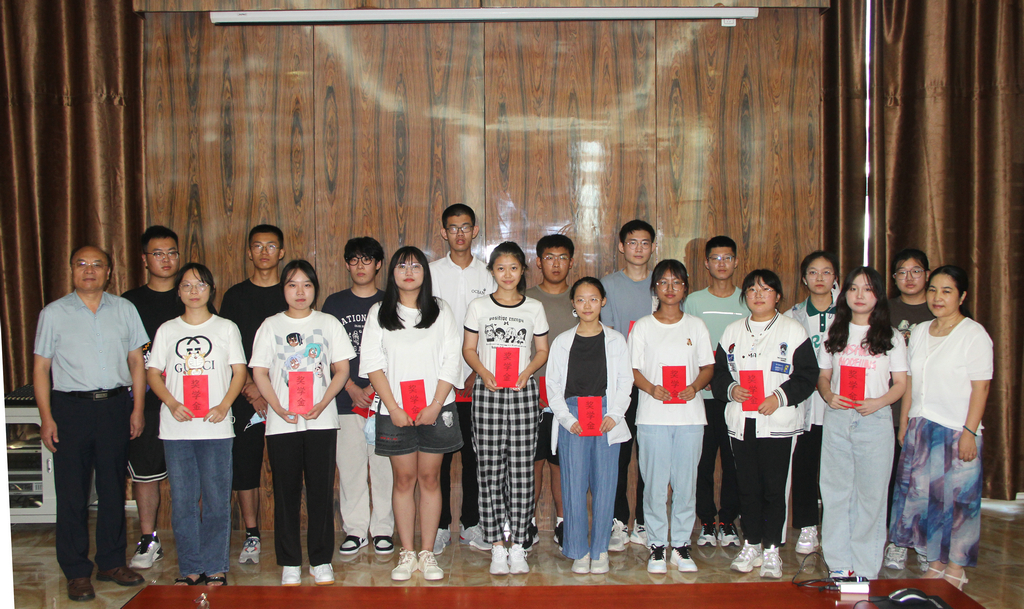 潔晶集團舉行2022年職工子女高考獎學(xué)金發(fā)放儀式 潔晶集團舉行2022年職工子女高考獎學(xué)金發(fā)放儀式
